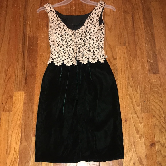 1970s Green Velvet/Creme Embroidery Overlay Mini Dress sz Small - Picture 5 of 9